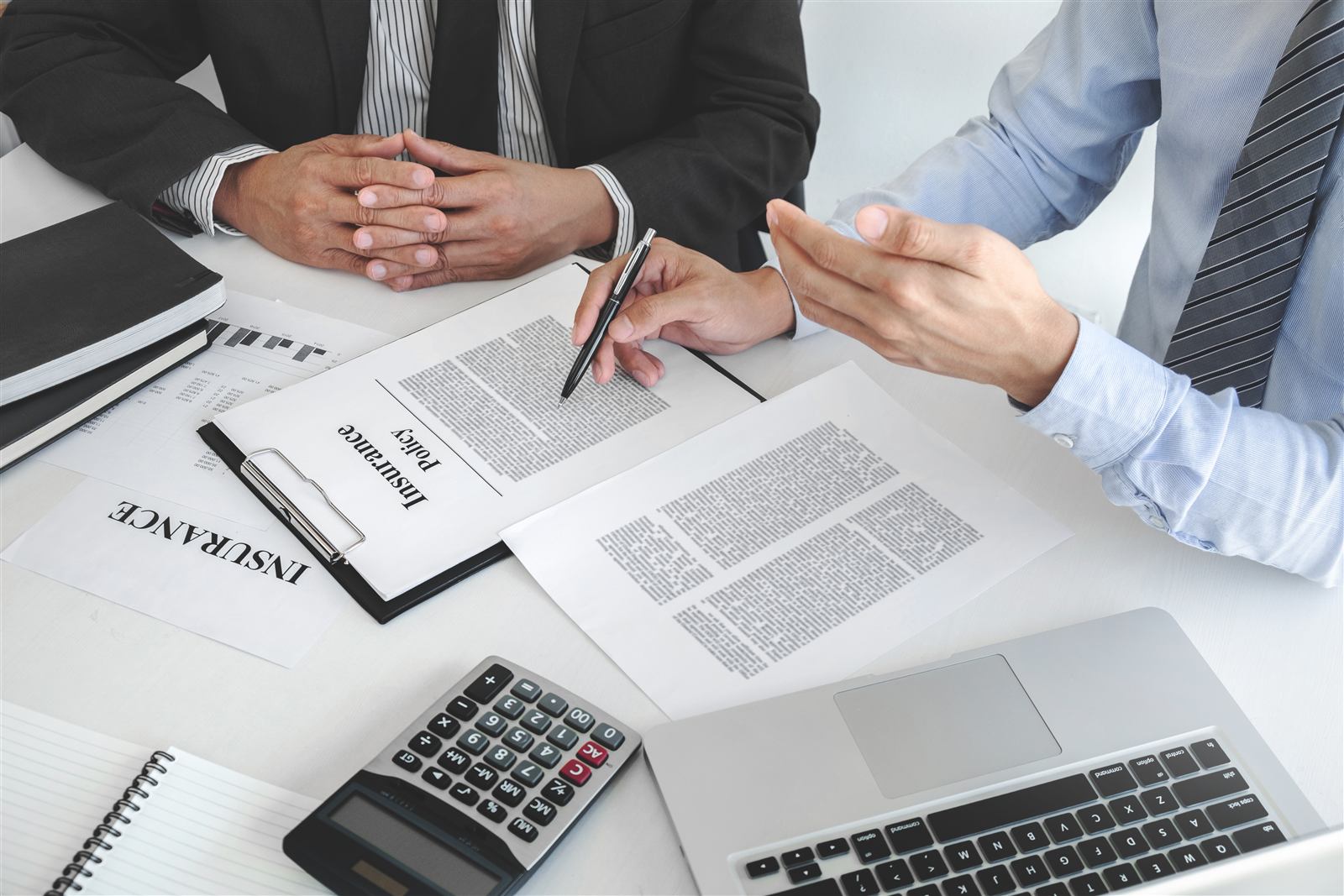 Corretor de seguros explicando apólice para cliente